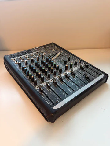 Mackie ProFX8 mixer